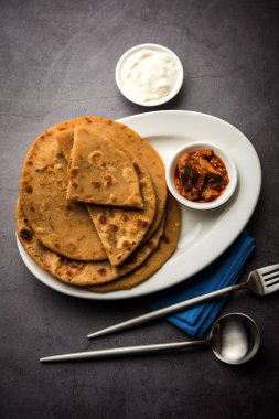 Sattu Ka Paratha / Doldurulmuş Channa Dal un Paratha mango turşusu ve lor veya safra ile servis edilir