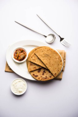 Sattu Ka Paratha / Doldurulmuş Channa Dal un Paratha mango turşusu ve lor veya safra ile servis edilir