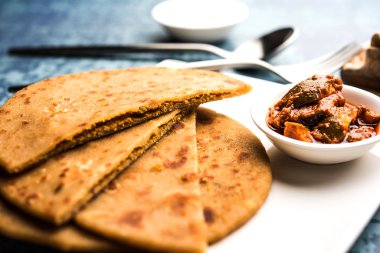 Sattu Ka Paratha / Doldurulmuş Channa Dal un Paratha mango turşusu ve lor veya safra ile servis edilir