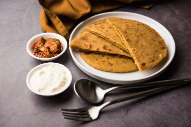 Sattu Ka Paratha / Doldurulmuş Channa Dal un Paratha mango turşusu ve lor veya safra ile servis edilir