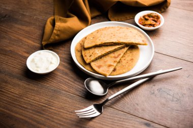 Sattu Ka Paratha / Doldurulmuş Channa Dal un Paratha mango turşusu ve lor veya safra ile servis edilir