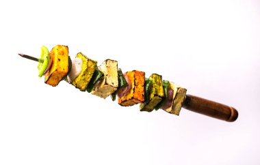 Uçan Paneer Tikka beyaz ya da siyah arkaplan üzerinde izole, seçici odak
