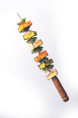 Uçan Paneer Tikka beyaz ya da siyah arkaplan üzerinde izole, seçici odak