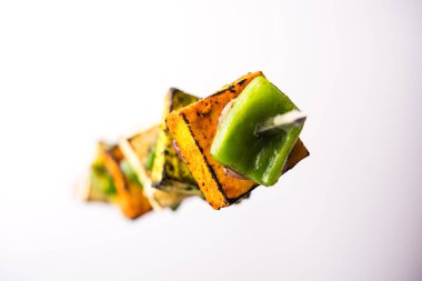 Uçan Paneer Tikka beyaz ya da siyah arkaplan üzerinde izole, seçici odak