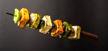 Uçan Paneer Tikka beyaz ya da siyah arkaplan üzerinde izole, seçici odak