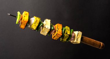 Uçan Paneer Tikka beyaz ya da siyah arkaplan üzerinde izole, seçici odak