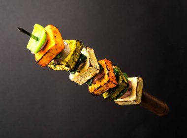 Uçan Paneer Tikka beyaz ya da siyah arkaplan üzerinde izole, seçici odak