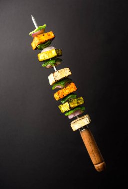 Uçan Paneer Tikka beyaz ya da siyah arkaplan üzerinde izole, seçici odak