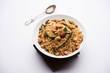 Methi Poori veya Puri, buğday unuyla ıskalayan taze çemen yaprağını kullanarak, yağda kızartılmış, çay ile servis edilen küçük krep büyüklüğünde şekiller yaparak,