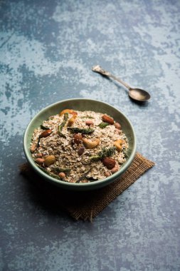 Methi Poori veya Puri, buğday unuyla ıskalayan taze çemen yaprağını kullanarak, yağda kızartılmış, çay ile servis edilen küçük krep büyüklüğünde şekiller yaparak,