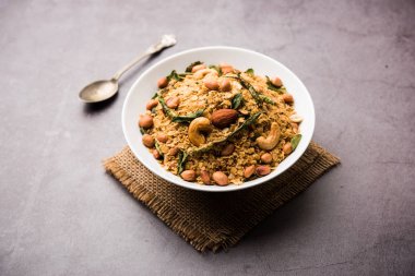 Methi Poori veya Puri, buğday unuyla ıskalayan taze çemen yaprağını kullanarak, yağda kızartılmış, çay ile servis edilen küçük krep büyüklüğünde şekiller yaparak,