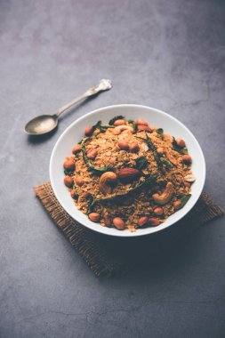 Methi Poori veya Puri, buğday unuyla ıskalayan taze çemen yaprağını kullanarak, yağda kızartılmış, çay ile servis edilen küçük krep büyüklüğünde şekiller yaparak,