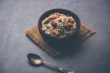 Methi Poori veya Puri, buğday unuyla ıskalayan taze çemen yaprağını kullanarak, yağda kızartılmış, çay ile servis edilen küçük krep büyüklüğünde şekiller yaparak,
