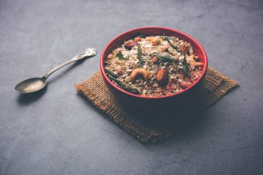 Methi Poori veya Puri, buğday unuyla ıskalayan taze çemen yaprağını kullanarak, yağda kızartılmış, çay ile servis edilen küçük krep büyüklüğünde şekiller yaparak,
