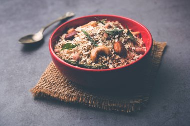 Methi Poori veya Puri, buğday unuyla ıskalayan taze çemen yaprağını kullanarak, yağda kızartılmış, çay ile servis edilen küçük krep büyüklüğünde şekiller yaparak,