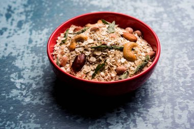 Methi Poori veya Puri, buğday unuyla ıskalayan taze çemen yaprağını kullanarak, yağda kızartılmış, çay ile servis edilen küçük krep büyüklüğünde şekiller yaparak,