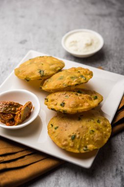 Methi Poori veya Puri, buğday unuyla ıskalayan taze çemen yaprağını kullanarak, yağda kızartılmış, çay ile servis edilen küçük krep büyüklüğünde şekiller yaparak,