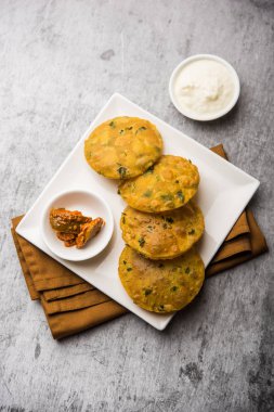 Methi Poori veya Puri, buğday unuyla ıskalayan taze çemen yaprağını kullanarak, yağda kızartılmış, çay ile servis edilen küçük krep büyüklüğünde şekiller yaparak,