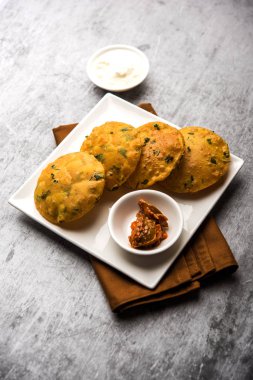 Methi Poori veya Puri, buğday unuyla ıskalayan taze çemen yaprağını kullanarak, yağda kızartılmış, çay ile servis edilen küçük krep büyüklüğünde şekiller yaparak,