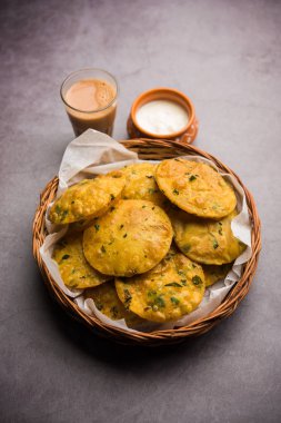 Methi Poori veya Puri, buğday unuyla ıskalayan taze çemen yaprağını kullanarak, yağda kızartılmış, çay ile servis edilen küçük krep büyüklüğünde şekiller yaparak,
