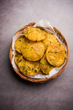 Methi Poori veya Puri, buğday unuyla ıskalayan taze çemen yaprağını kullanarak, yağda kızartılmış, çay ile servis edilen küçük krep büyüklüğünde şekiller yaparak,