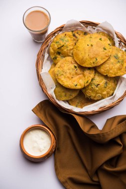 Methi Poori veya Puri, buğday unuyla ıskalayan taze çemen yaprağını kullanarak, yağda kızartılmış, çay ile servis edilen küçük krep büyüklüğünde şekiller yaparak,