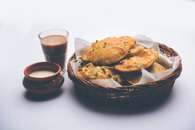 Methi Poori veya Puri, buğday unuyla ıskalayan taze çemen yaprağını kullanarak, yağda kızartılmış, çay ile servis edilen küçük krep büyüklüğünde şekiller yaparak,