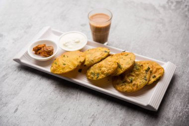 Methi Poori veya Puri, buğday unuyla ıskalayan taze çemen yaprağını kullanarak, yağda kızartılmış, çay ile servis edilen küçük krep büyüklüğünde şekiller yaparak,