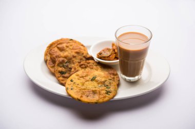 Methi Poori veya Puri, buğday unuyla ıskalayan taze çemen yaprağını kullanarak, yağda kızartılmış, çay ile servis edilen küçük krep büyüklüğünde şekiller yaparak,