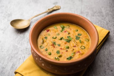 Sebzeli masala yulafları bir kasede servis edilir. seçici odak