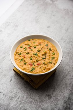 Sebzeli masala yulafları bir kasede servis edilir. seçici odak