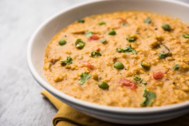 Sebzeli masala yulafları bir kasede servis edilir. seçici odak