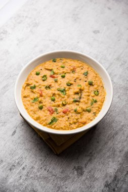 Sebzeli masala yulafları bir kasede servis edilir. seçici odak