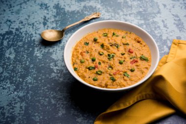 Sebzeli masala yulafları bir kasede servis edilir. seçici odak