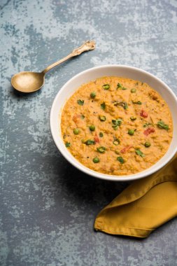 Sebzeli masala yulafları bir kasede servis edilir. seçici odak