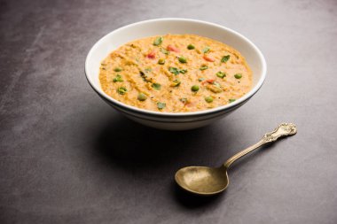 Sebzeli masala yulafları bir kasede servis edilir. seçici odak