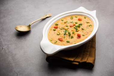 Sebzeli masala yulafları bir kasede servis edilir. seçici odak