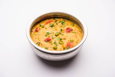 Sebzeli masala yulafları bir kasede servis edilir. seçici odak