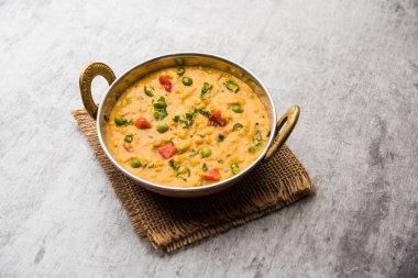 Sebzeli masala yulafları bir kasede servis edilir. seçici odak