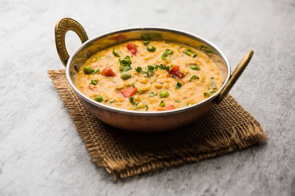 Avena Masala Vegetal Khichadi Servido Tazón Enfoque Selectivo —  Fotos de Stock