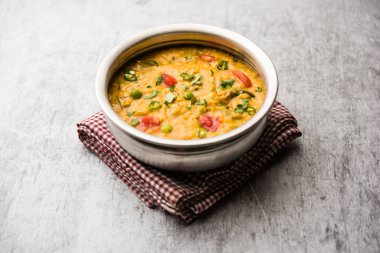 Sebzeli masala yulafları bir kasede servis edilir. seçici odak