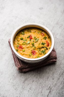 Sebzeli masala yulafları bir kasede servis edilir. seçici odak