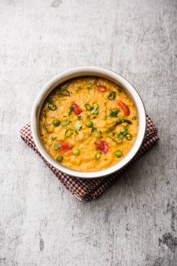 Sebzeli masala yulafları bir kasede servis edilir. seçici odak