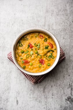 Sebzeli masala yulafları bir kasede servis edilir. seçici odak