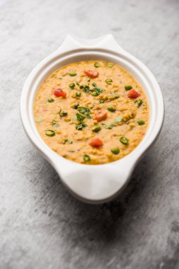 Sebzeli masala yulafları bir kasede servis edilir. seçici odak