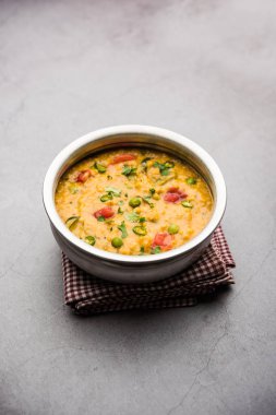 Sebzeli masala yulafları bir kasede servis edilir. seçici odak