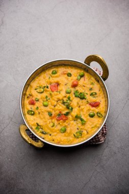 Sebzeli masala yulafları bir kasede servis edilir. seçici odak