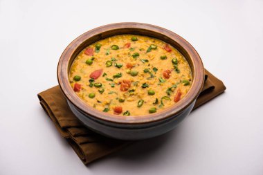 Sebzeli masala yulafları bir kasede servis edilir. seçici odak