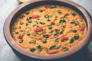 Sebzeli masala yulafları bir kasede servis edilir. seçici odak