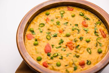 Sebzeli masala yulafları bir kasede servis edilir. seçici odak